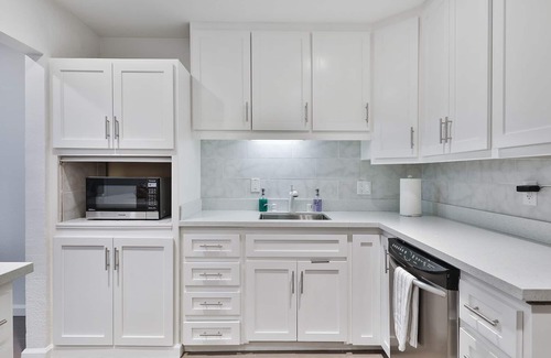 South San Francisco House | NEW Fits 14! Resort like home 20 min to downtown!