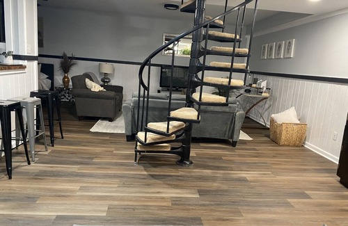 Lexington House | New Fully Renovated 2 bed 1 bath Basementn