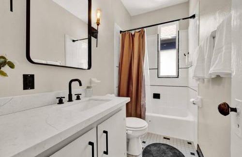 Lower East Side House | NEW! Fun & style Eastside MKE Best Day Townhouse