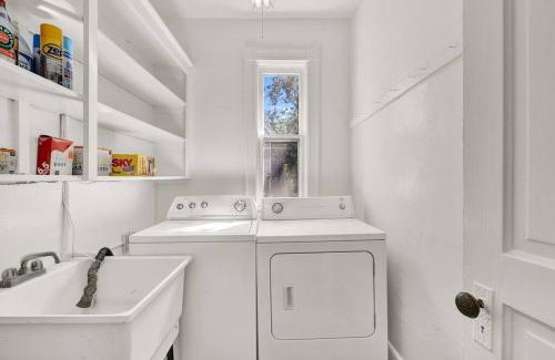 Lower East Side House | NEW! Fun & style Eastside MKE Best Day Townhouse