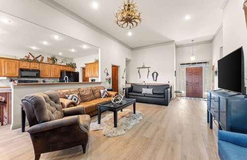 Branson West House | New GAME ROOM! 5min to SDC ▪ Golf ▪ 3 Pools ▪ Pool Table ▪ Air Hockey ▪Fireplace