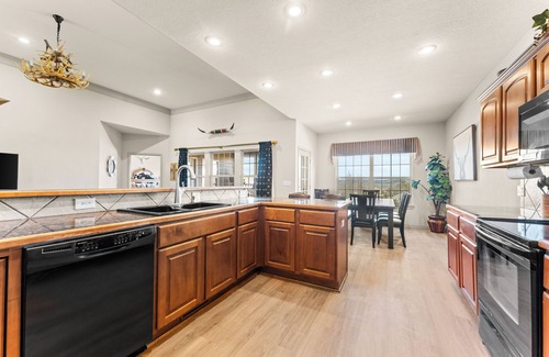 Branson West House | New GAME ROOM! 5min to SDC ▪ Golf ▪ 3 Pools ▪ Pool Table ▪ Air Hockey ▪Fireplace