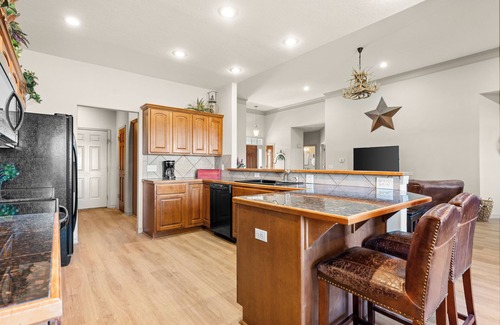 Branson West House | New GAME ROOM! 5min to SDC ▪ Golf ▪ 3 Pools ▪ Pool Table ▪ Air Hockey ▪Fireplace