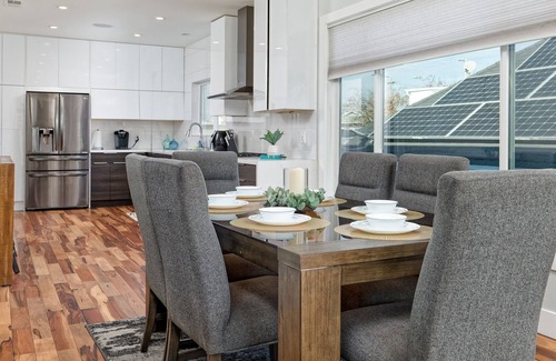 West Oakland House | New! Gated | 2 Living Rooms and Kitchens + Jacuzzi! Must See!