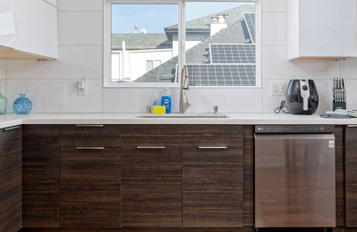 West Oakland House | New! Gated | 2 Living Rooms and Kitchens + Jacuzzi! Must See!