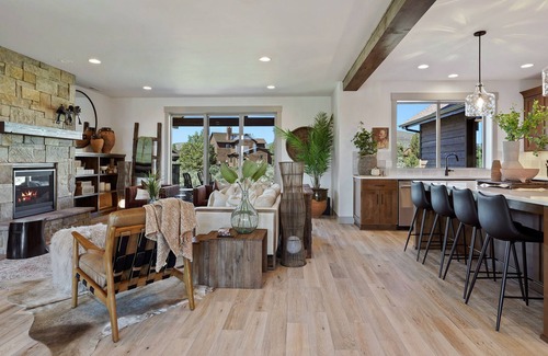 Alfalfa House | New! Gorgeous Decor, Resort Pool and Private Hot Tub