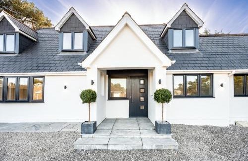 St Leonards House | NEW! Gorgeous & Huge 5 bedroom home with Parking & Garden - Excellent Location!