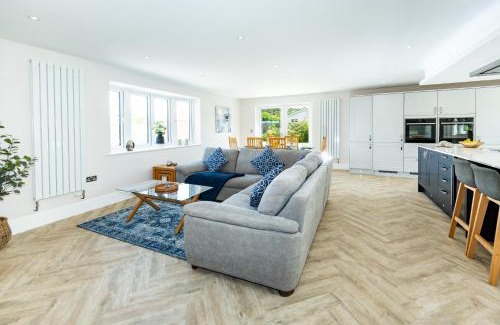 St Leonards House | NEW! Gorgeous & Huge 5 bedroom home with Parking & Garden - Excellent Location!