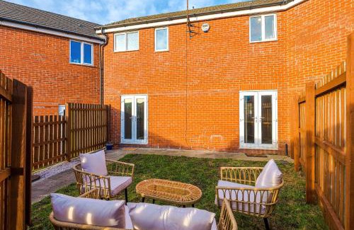 Levenshulme House | NEW!- GORTON PLACE - 4 Bed 3 Bath House In Manchester - FREE Parking - FAST 250 Mbps Wi-Fi - Ideal for Business, Families & Groups - Close to City Centre, Airport, Etihad Stadium - For Best Available Rates contact Greenstay Serviced Accommodation
