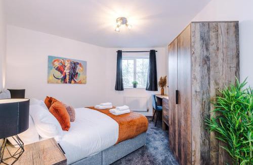 Levenshulme House | NEW!- GORTON PLACE - 4 Bed 3 Bath House In Manchester - FREE Parking - FAST 250 Mbps Wi-Fi - Ideal for Business, Families & Groups - Close to City Centre, Airport, Etihad Stadium - For Best Available Rates contact Greenstay Serviced Accommodation
