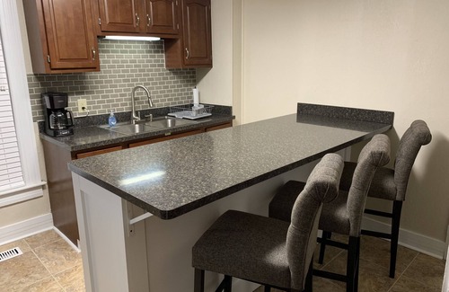 Wadsworth House | New! Great Remodeled 2 Bedroom. Walk to the Square!