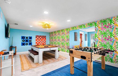 Town N County Park House | NEW-Heated Pool-Pickleball-Hot Tub-Movie Theater-Game Room-Playset-Basketball-10 Beds