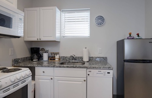 Historic Edgefield Condo | New! Hippy Haven Suite in East! 4bd!