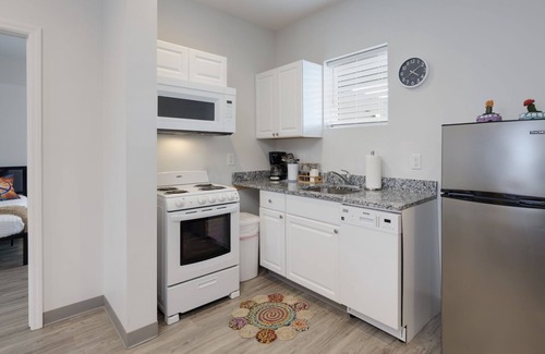 Historic Edgefield Condo | New! Hippy Haven Suite in East! 4bd!