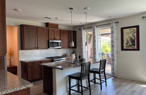 Lincoln House | New Home 5-min to Casino + Putting Green & Rose Garden 4 Bedrooms 3 Bathrooms