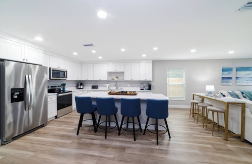 Cocoa House | New Home: Rooftop Seating - Grill - Pets - Sleeps 10