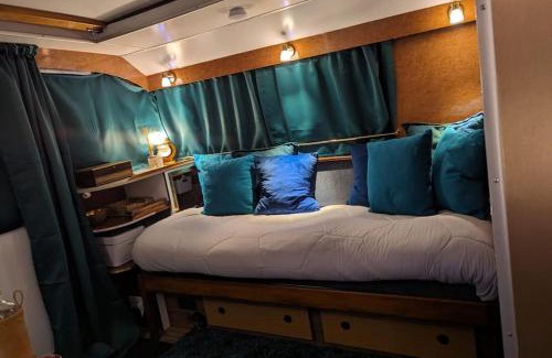 Chelmsford Boat Rental | New Horizon - A beautiful boat very conveniently located in Chelmsford City