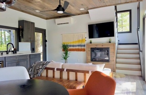 Campton Cabin | New | Hot Tub | King Bed | Sunset Views | Modern