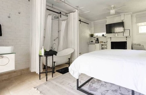Haynes Area Apartment | NEW King Bed | Clawfoot Bathtub | Fires | Hot Tub
