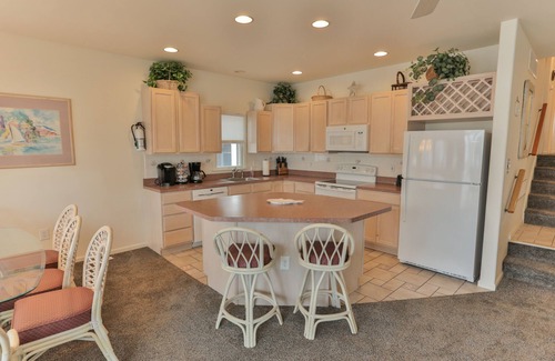 North End House | New kitchen-Beach/Bdwk 2 min walk-2.5 baths-Many Amenities! BIG porch w awnings