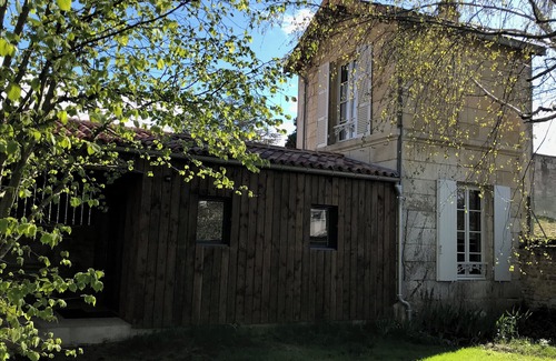 Centre Ville House | New L'horizon gîte in an exceptional town location. Free parking