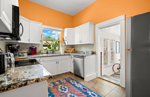 Dixieland House | NEW Lakeland Landing Cute Bungalow by Downtown