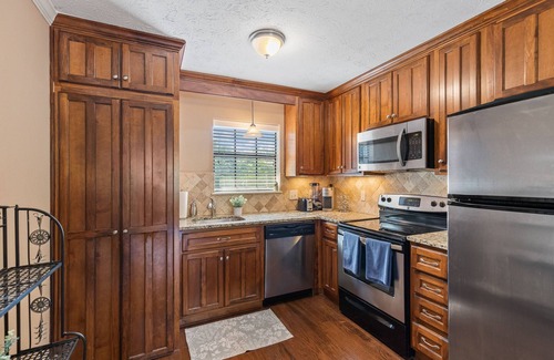 Auburn Apartment | New Listing! 2/2 Auburn Apartment ~ Pets Welcome!