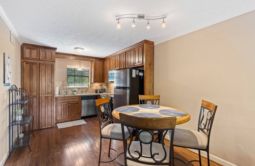 Auburn Apartment | New Listing! 2/2 Auburn Apartment ~ Pets Welcome!