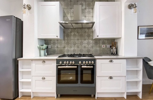 Rhyd-y-clafdy House | NEW LISTING-Beautifully presented 5 bedroom,4 bathroom+hot tub S/C accommodation
