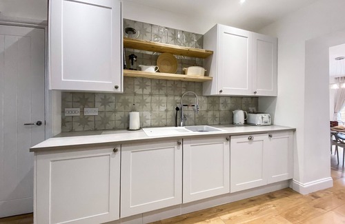 Rhyd-y-clafdy House | NEW LISTING-Beautifully presented 5 bedroom,4 bathroom+hot tub S/C accommodation