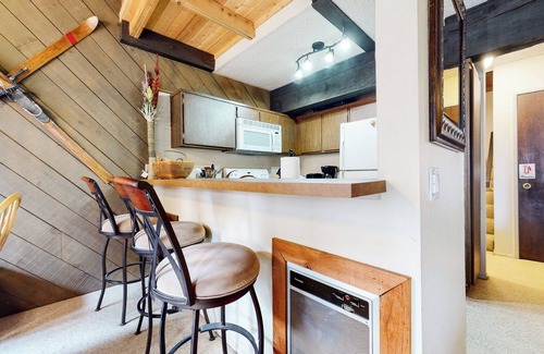 Majestic Pines Condo | *New Listing* Bigwood Retreat - Walking distance to shuttle
