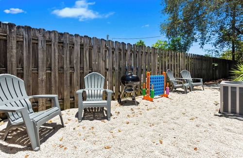 North Andrews Gardens House | New Listing! Chic Queen Suite Near Beach & Dining