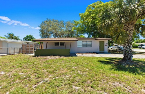 North Andrews Gardens House | New Listing! Chic Queen Suite Near Beach & Dining