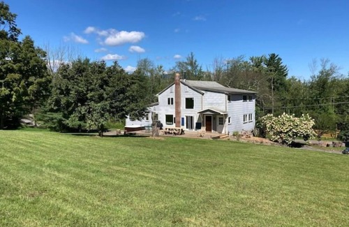 Kerhonkson House | NEW LISTING! Cozy Country Farmhouse with Hot Tub