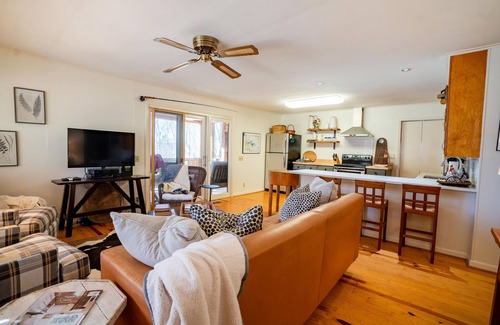 Greers Ferry House | New Listing! Has Relaxing Screened Porch, Steps from Greers Ferry Lake!
