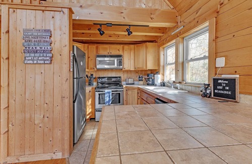 Sweetbriar Farms Cabin | *New Listing* Log Cabin in Lake Lure ~ Hot Tub ~ Fire pit