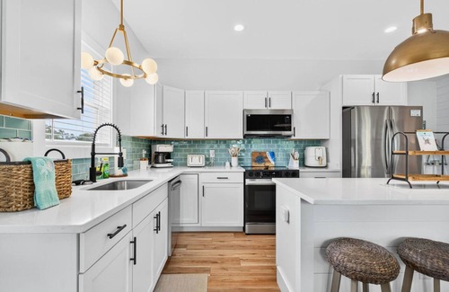 Tranquil Harbour House | New Listing Luxury House 5 Min Walk to Beach