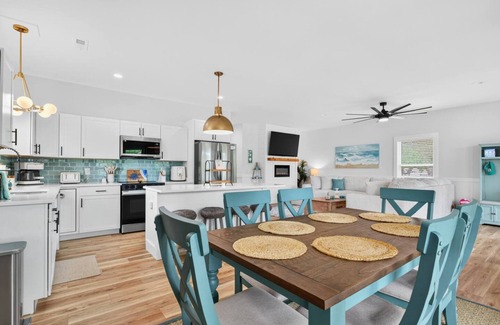 Tranquil Harbour House | New Listing Luxury House 5 Min Walk to Beach