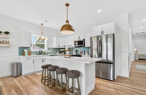 Tranquil Harbour House | New Listing Luxury House 5 Min Walk to Beach