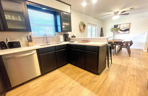 Southwood Valley House | NEW LISTING Mid-Century Modern, The Oliver Retreat, in Aggieland - Sleeps 10