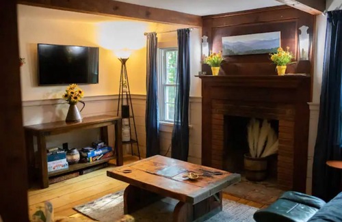 Tigerville Cabin | NEW Listing! Perfect Getaway secluded-historic cabin on 5 acres 30 mins to TIEC