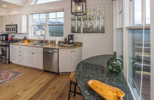 Saddle Ridge Ski Chalet | *New Listing* Ski-In/Ski-Out Chalet w/Private Hot Tub