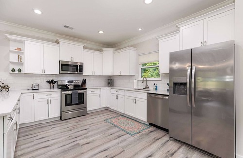 Paw Creek House | New Listing! Sleeps 11~Hot Tub~Fenced In Backyard