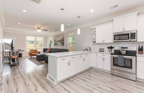 Paw Creek House | New Listing! Sleeps 11~Hot Tub~Fenced In Backyard