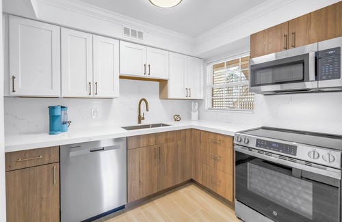 Siesta Key Village Apartment | NEW LISTING! The Village Breeze 8BR with heated Pool, near Beach, 250ft to Siesta Key Village!