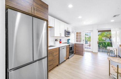 Siesta Key Village Apartment | NEW LISTING! The Village Breeze 8BR with heated Pool, near Beach, 250ft to Siesta Key Village!