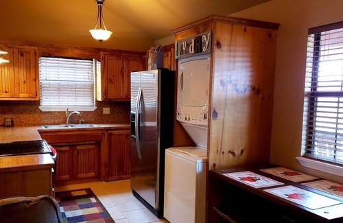 Sulphur House | New log cabin with hot tub - perfect for up to 5 guests.