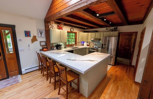 Mount Vernon House | NEW! Long Pond Lake View Getaway w/HOT TUB, ME