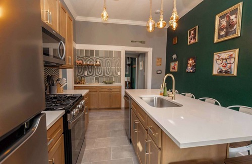 Phoenix Hill House | New! Louisville Lore in NuLu - 6beds!3ba! Hot Tub!