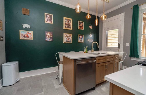 Phoenix Hill House | New! Louisville Lore in NuLu - 6beds!3ba! Hot Tub!